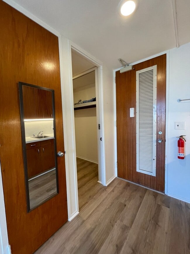 Building Photo - Beautiful Studio in the Queen Emma Garden,...