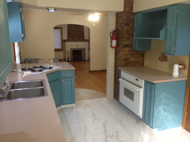 Ceramic tiles on kitchen floor - 2421 Brookside Parkway South Dr