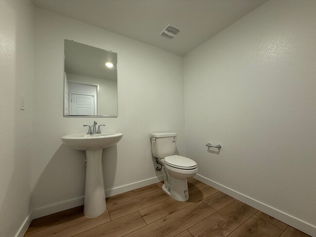 Building Photo - Brand new, never lived in 3BD/2.5BA luxury...