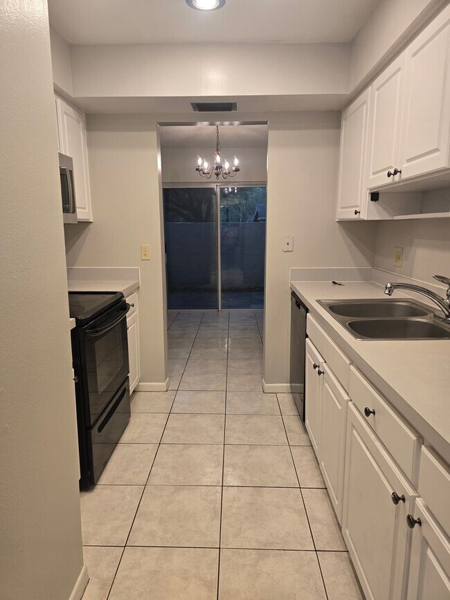 Building Photo - Two Bedroom Condo close to USF