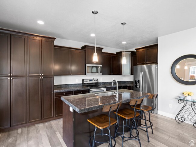 Foto del edificio - 797 Newfield Dr