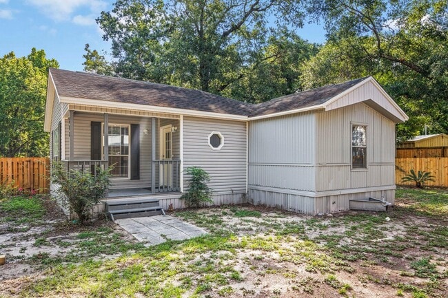 Building Photo - 700 Persimmon St
