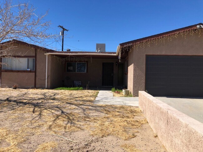 Building Photo - BARSTOW 3 bedroom 2 bath- 2 car garage HOME