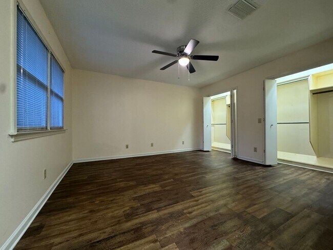 Foto del edificio - 702 Sandhurst Dr