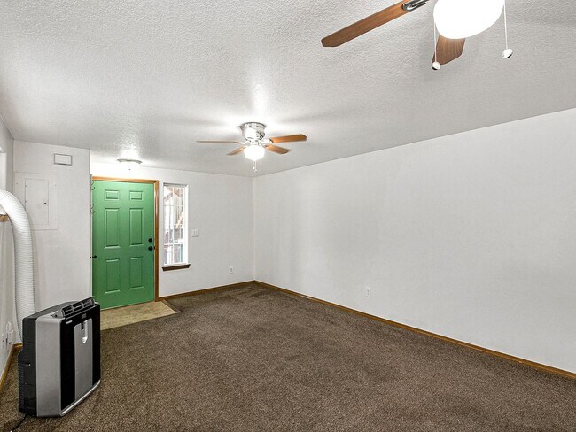 Photo - Cozy, lower level 2-bdrm/1-bath Hazelwood duplex. Portable AC, in-unit laundry, fenced side yard/... Apartment