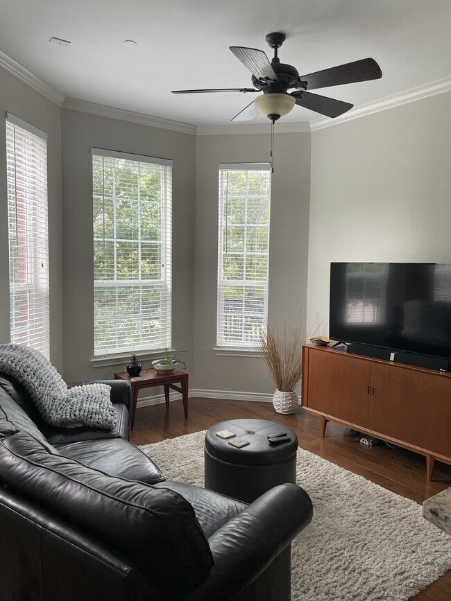 Open and light living room - 15826 Quorum Dr