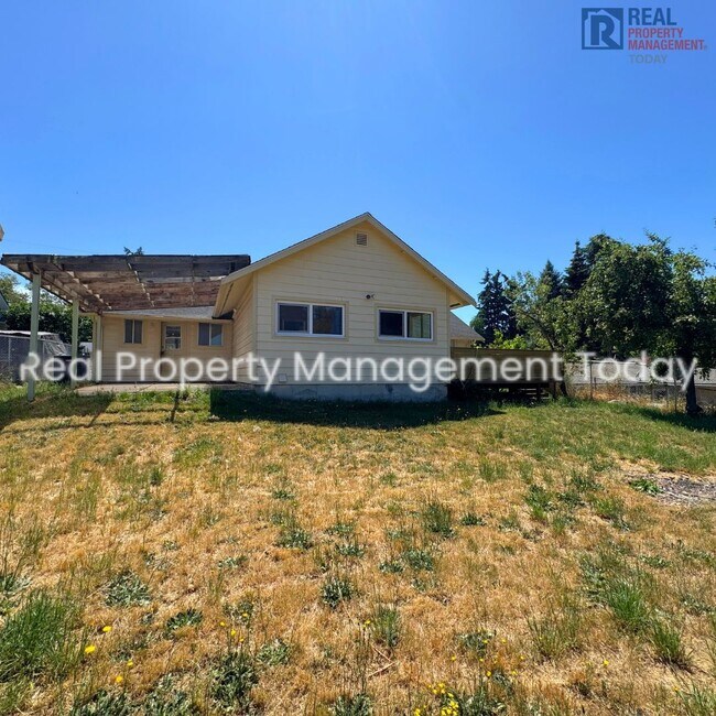 Building Photo - 3 Bedroom + Office Near JBLM!