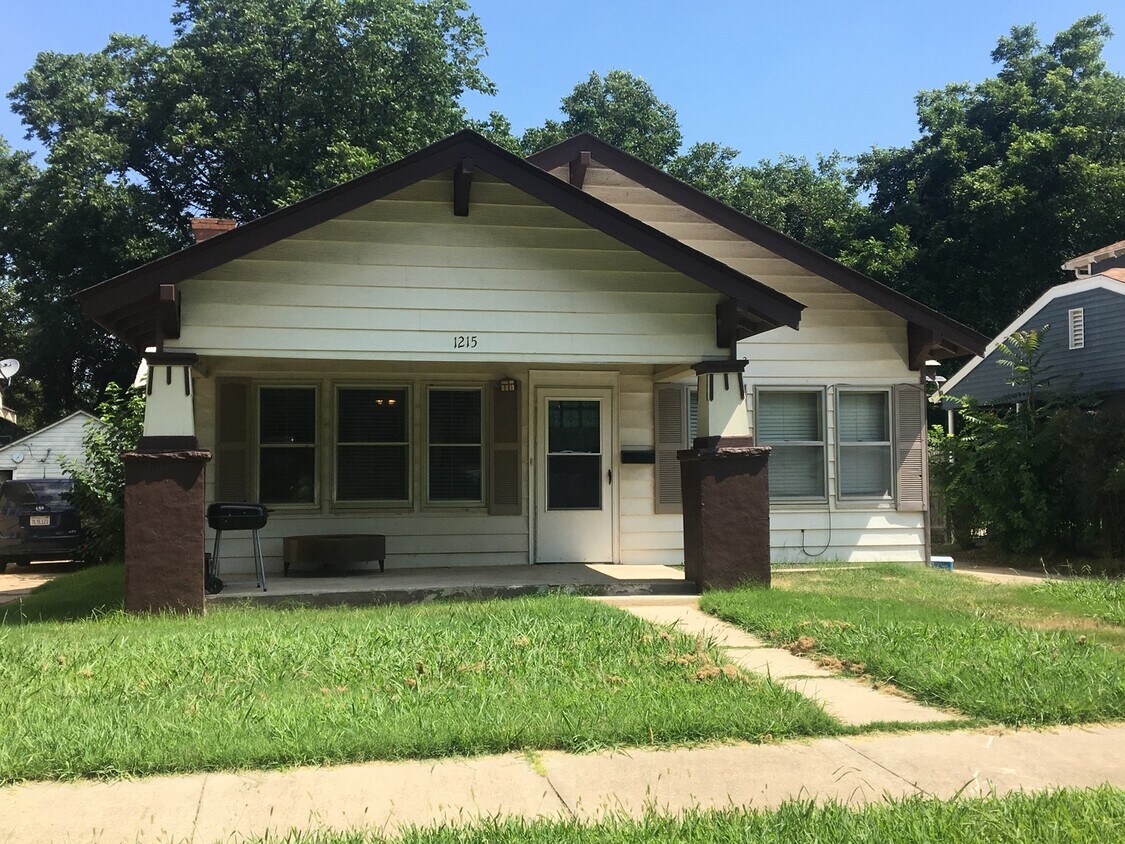 Charming 3-Bedroom Home in NW Oklahoma Cit... - 3 Bed/2 Bath  NW Oklahoma City