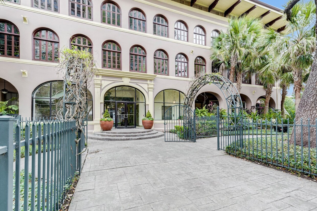 Foto principal - Designer upgraded condo with a brand new k...
