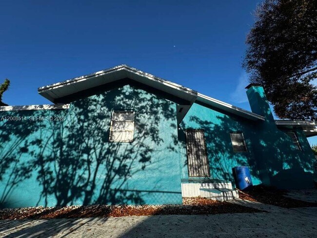 Building Photo - 1121 NW 40th St