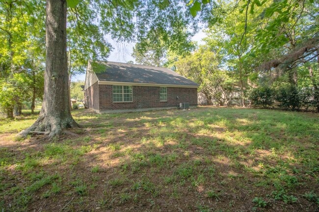 Building Photo - 65 Falcon Dr