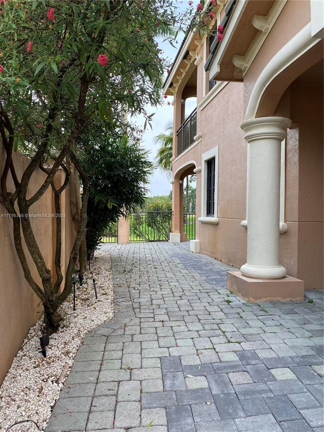 Foto del edificio - 2697 Center Ct Dr