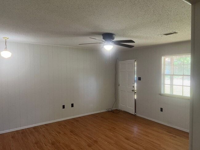 Building Photo - 2 Bed 1 Bath Duplex