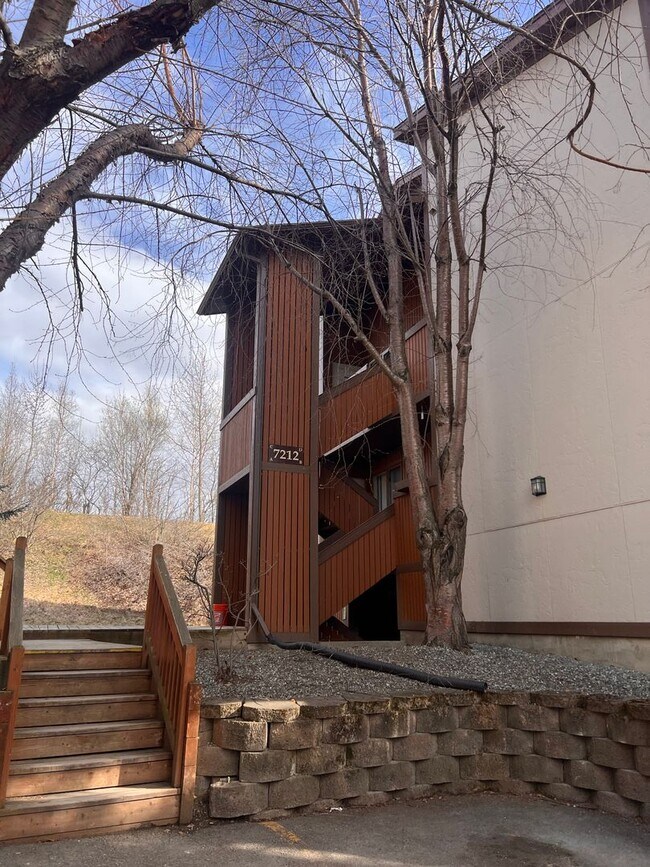 Building Photo - Top floor Condo in desirable area