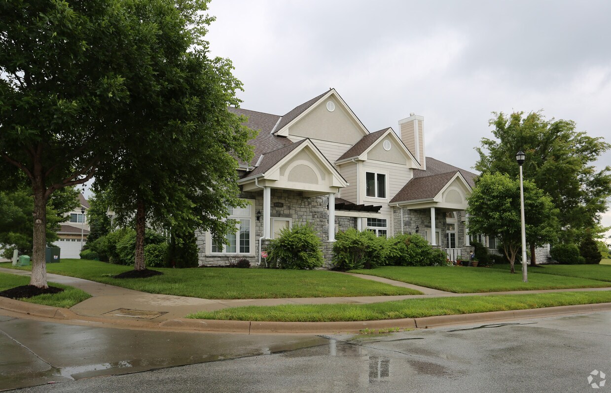 The Village At Sunnybrook Apartments Olathe