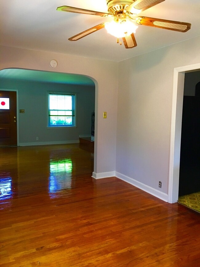 Building Photo - Lovely 3-Bedroom Townhouse in Drexel Hill!...