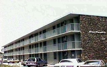 Building Photo - 922 Kapahulu Ave