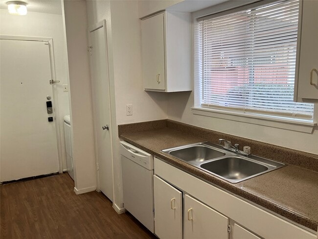 Building Photo - 8050 Sands Point Dr