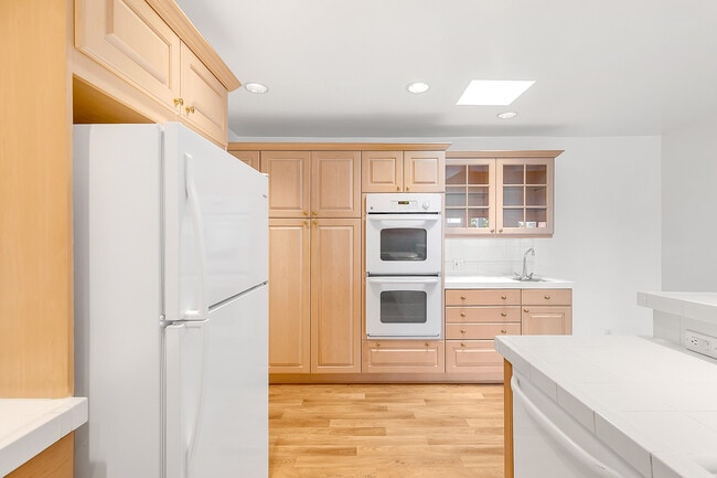 Building Photo - 825 S Gretna Green Way