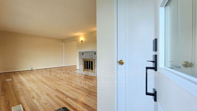 Building Photo - 631 Colby Ave