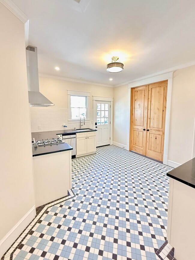 Foto del edificio - Fully Renovated 2 Bed, 2 Bath Apartment + Den Near UNR – Unit 2