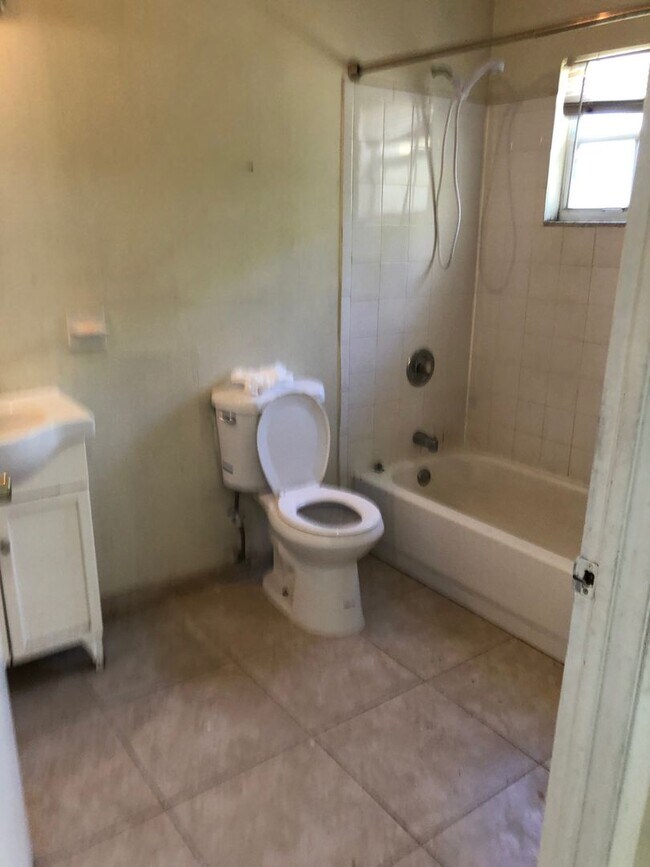 Building Photo - Large 5-2 house by Walmart