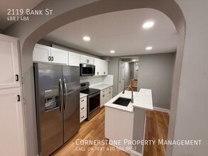 Building Photo - 2119 Bank St