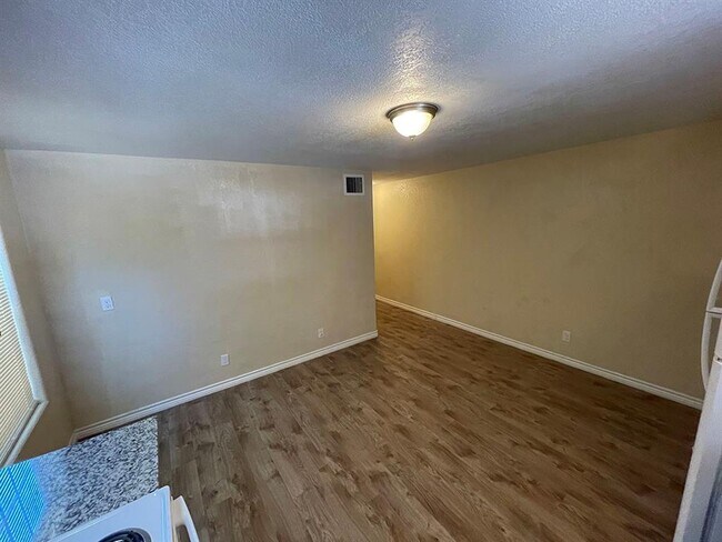 Building Photo - 706 Harris Ave