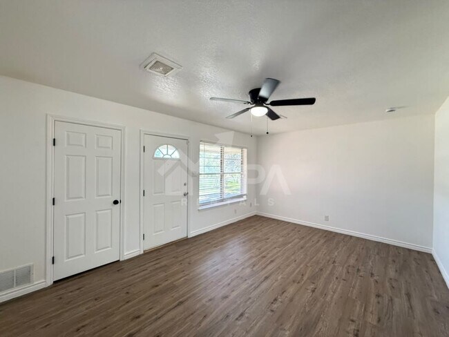 Foto del edificio - 4907 Stoneleigh Dr