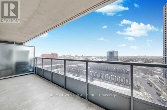 Photo du bâtiment - 181 Village Green Square