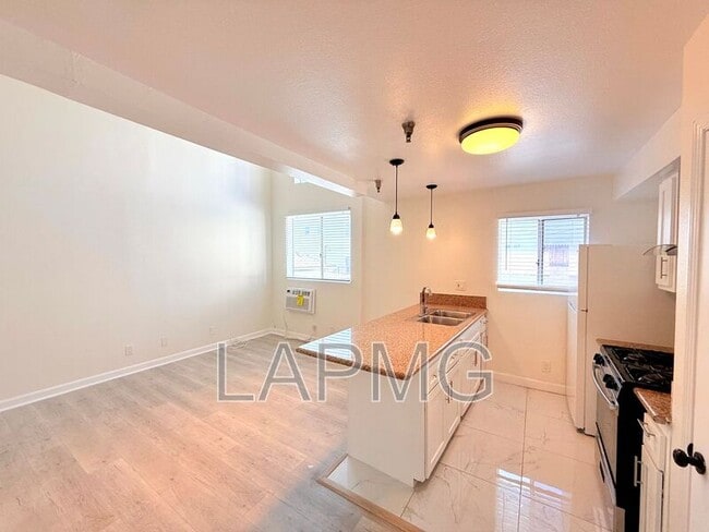 Building Photo - 432 N Kingsley Dr