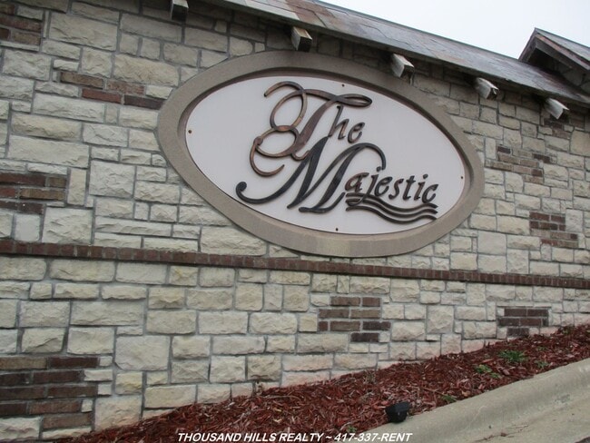 Building Photo - 2 Bedroom 2 Bath Garden Level Lakeside Apa...