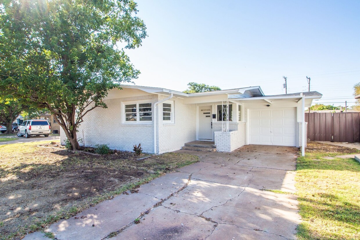 Primary Photo - Great 3 bedroom 1.5 Bathroom house conveni...