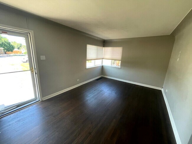 Foto del edificio - Fully Updated 4 Bedroom Home With Finished...