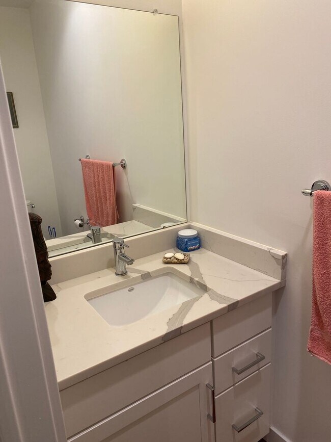 Foto del edificio - Stunning 3-Bedroom Townhome with One-Car G...