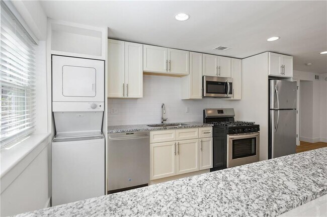 Foto del edificio - 880 St Charles Ave NE