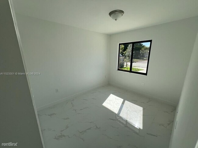 Foto del edificio - 3 br, 2 bath House - 901 NW 99th St Frnt
