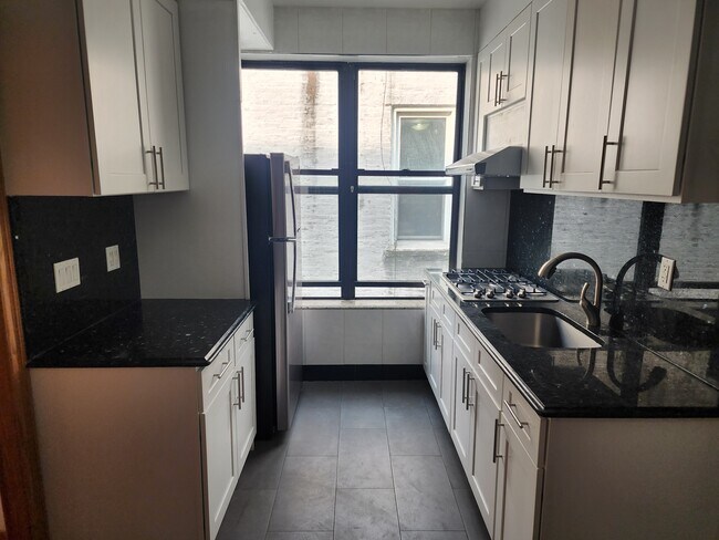 Kitchen - 13259 Maple Ave