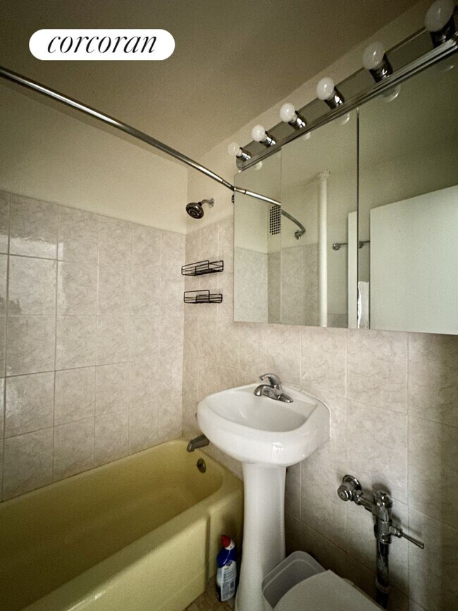 Foto del edificio - 444 W 49th St