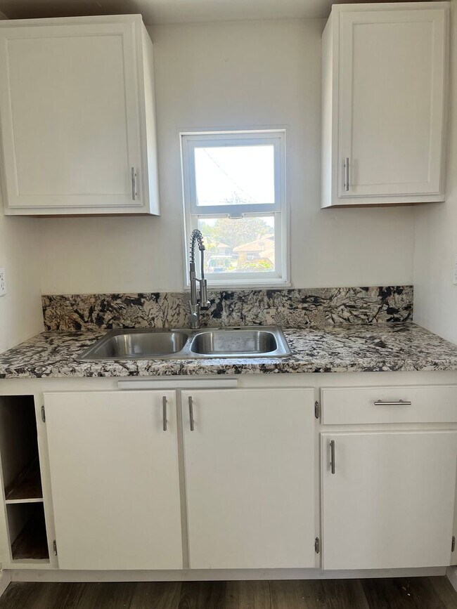 Building Photo - 615 Central