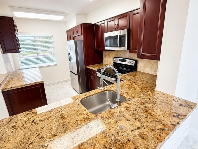 Building Photo - 7076 Huntington Ln