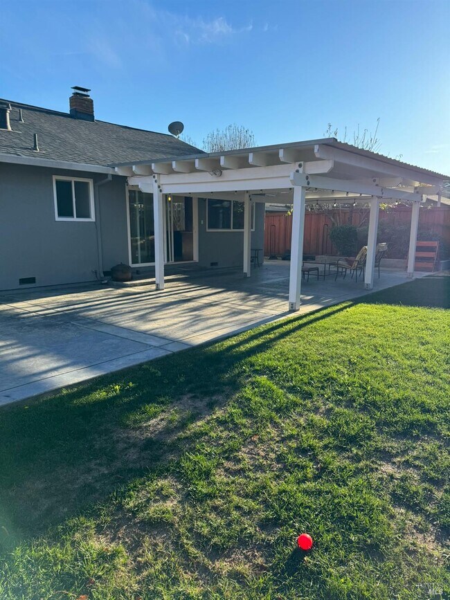 Building Photo - 2562 Vine Hill Dr