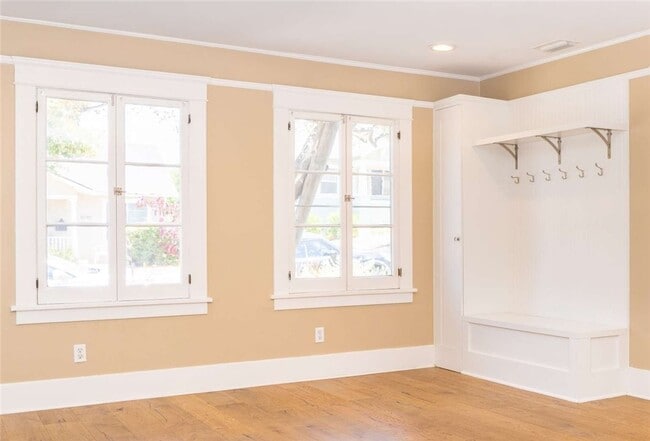 Building Photo - 5049 Mt Royal Dr