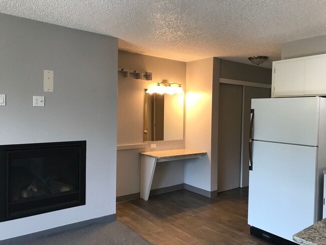 Foto del edificio - Large Studio Condo on Deschutes w/river trail access, minutes to downtown, heated pool, and cover...