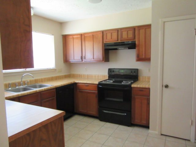 Building Photo - 16334 Maplemont Dr