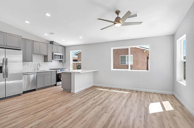 Building Photo - 4 bed 3 bath Prime Location! (Lease out, pending signatures. Check back in a few days!)