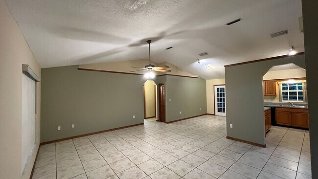 Building Photo - Charming 3 Bedroom and 2 Bath Home in St. ...