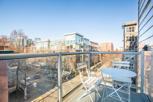 Foto del edificio - 1530 Belmont Ave