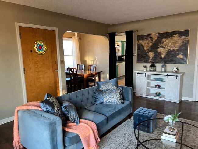 Foto del edificio - FURNISHED 3 bed home centrally located!