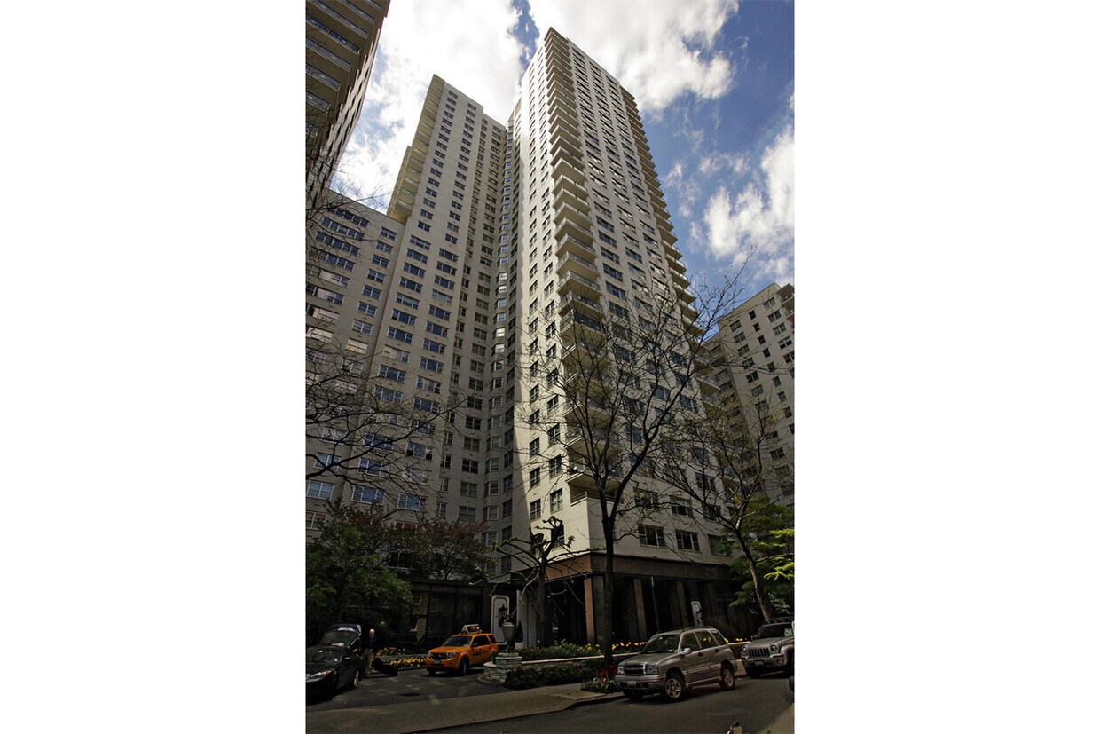 Building Photo - 446 E 78th St